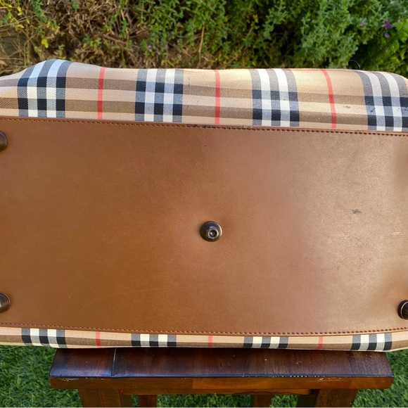 Burberry’s Check duffle bag - Picture 9 of 13